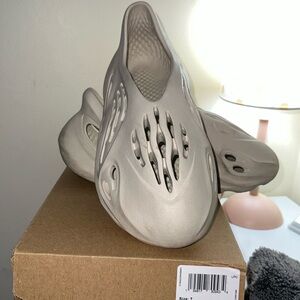Yeezy foam runners cream color size 7 in men 8.5 in women